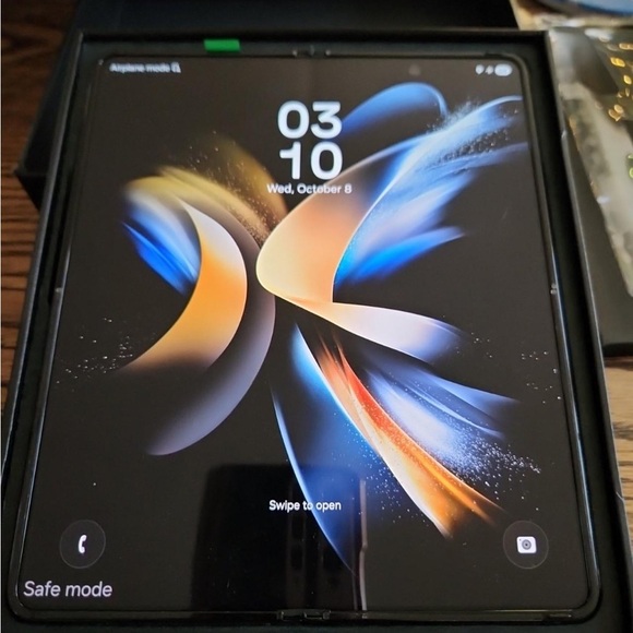 Samsung Galaxy Fold Tablet - Black and Gold